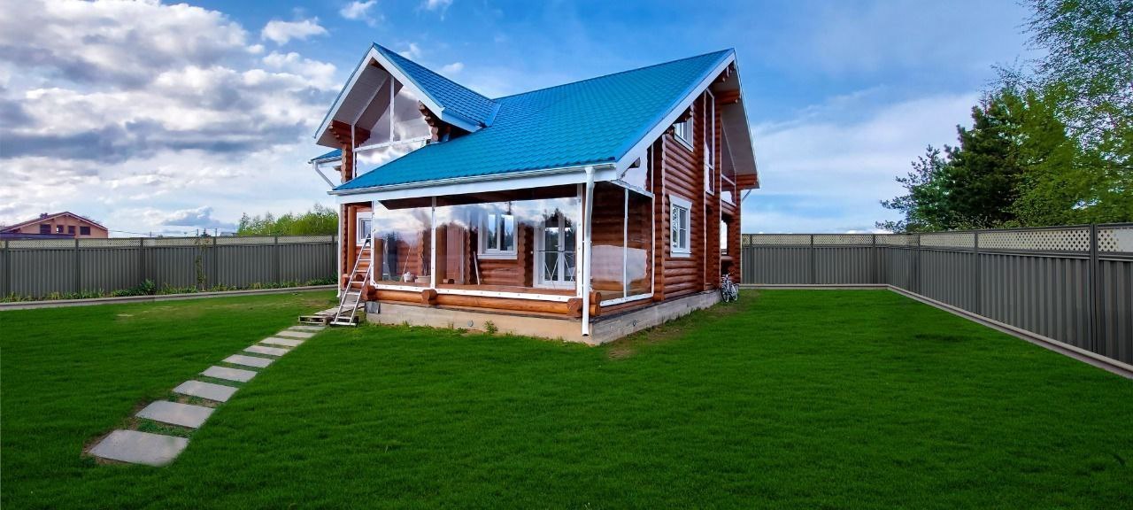 Мягкие окна на веранде загородного дома в Кашине